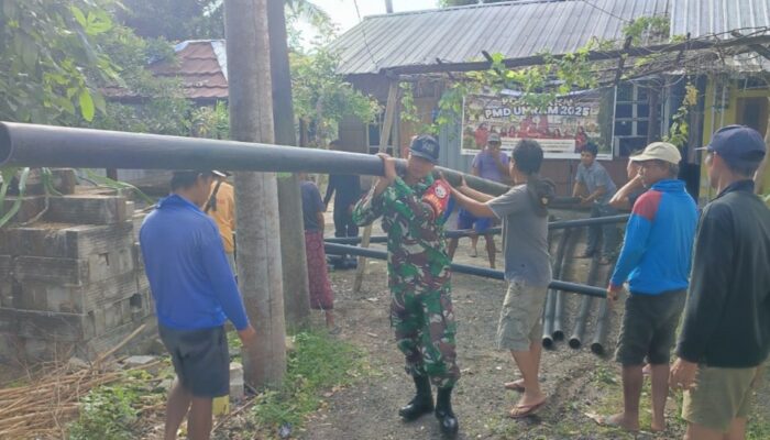 Babinsa dan Warga Bayan Perbaiki Pipa Air Bersih
