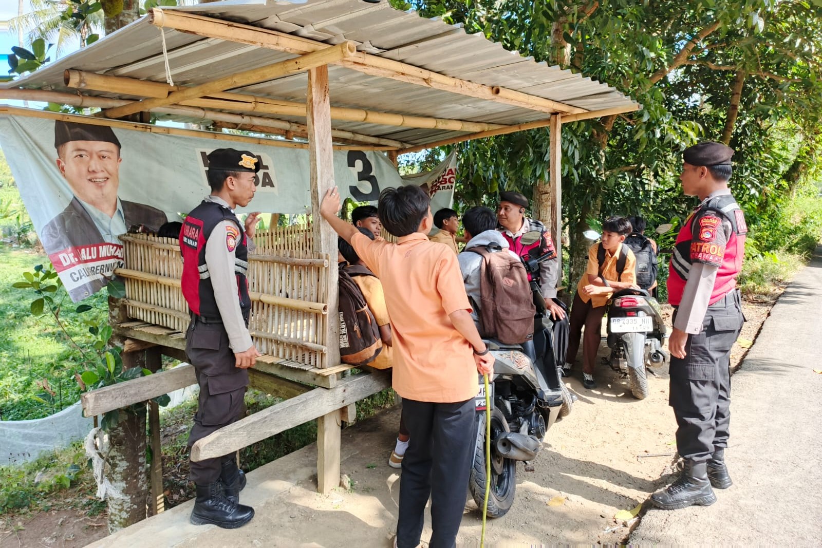 Jaga Kamtibmas, Samapta Polres Lobar Sosialisasikan KEMOS 110 di Kecamatan Gerung