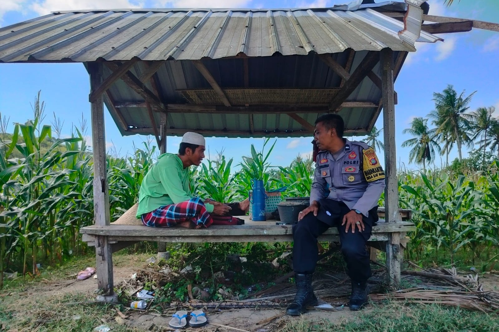 Jalin Kedekatan, Bhabinkamtibmas Desa Eyat Mayang Sambangi Petani Jagung Dukung Ketahanan Pangan