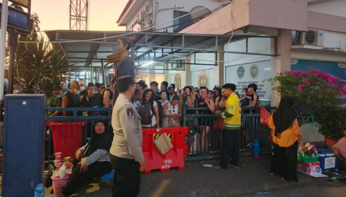 Ratusan Turis Alihkan Perjalanan ke Pelabuhan Lembar Imbas Penutupan Fastboat