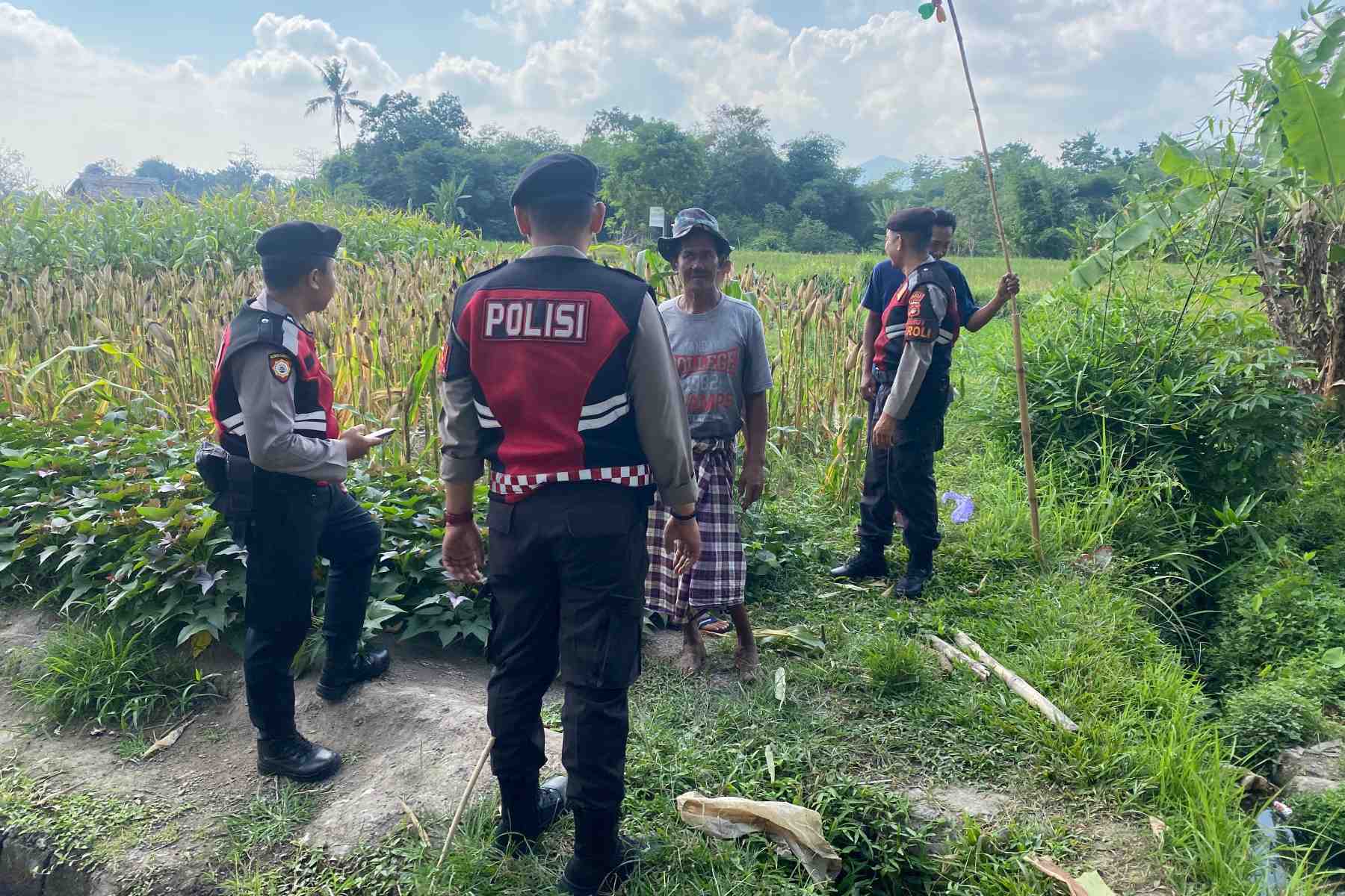 Polisi Lakukan Patroli Tanam Jagung di Dusun Kelebut untuk Dukung Swasembada Pangan