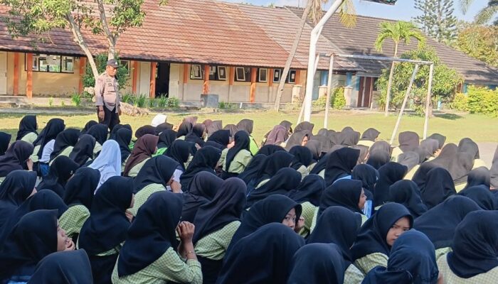 Edukasi Anti Tawuran: Polsek Labuapi Bimbing Siswa SMPN 2