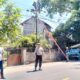 Polsek Lembar Amankan Pemangkasan Pohon di Dusun Batu Samban