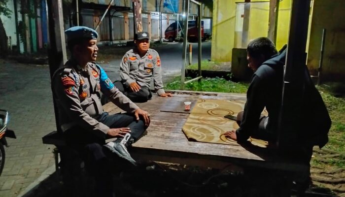 Sinergi Polisi dan Penjaga Malam di Desa Rumak Jaga Kamtibmas Kediri