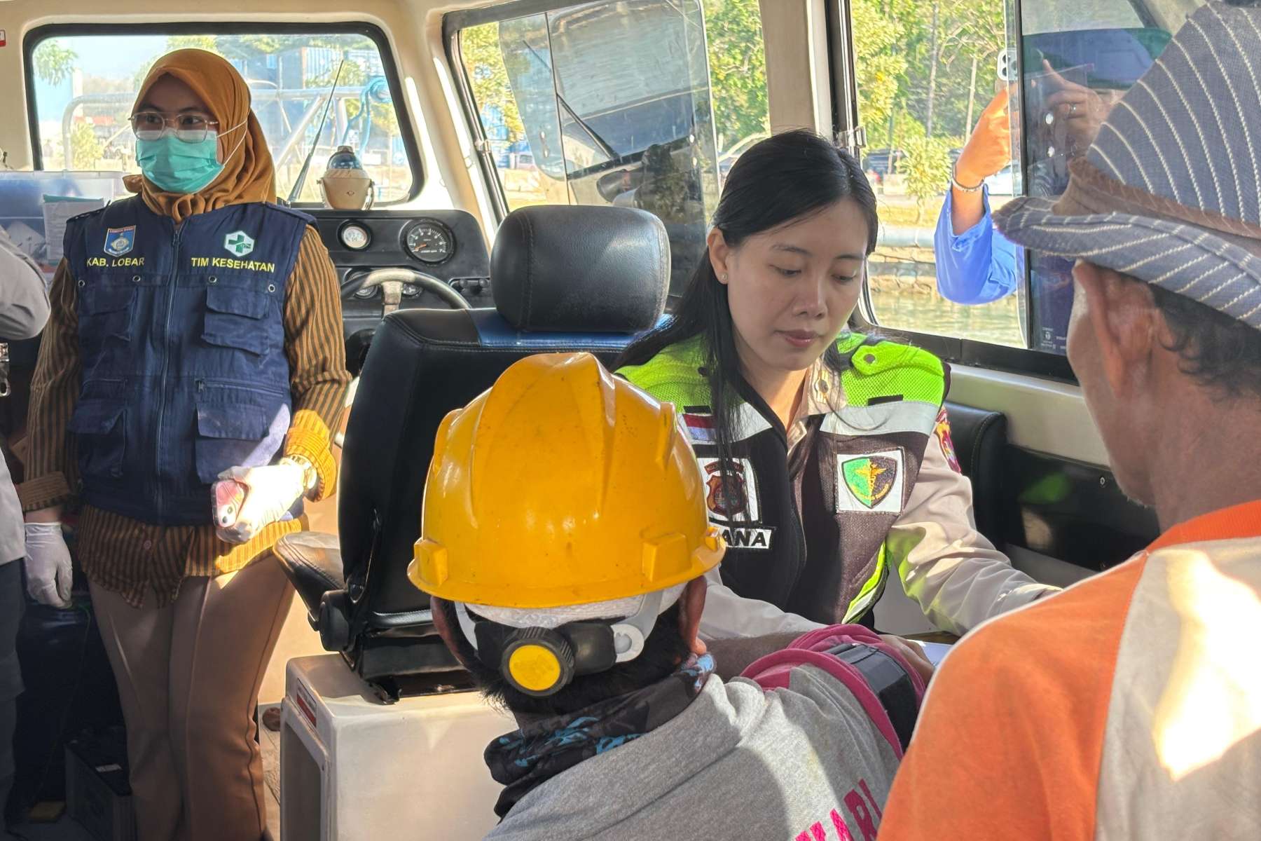 Kapal Patroli Polairud Jadi Klinik & Perpustakaan Terapung di Lembar
