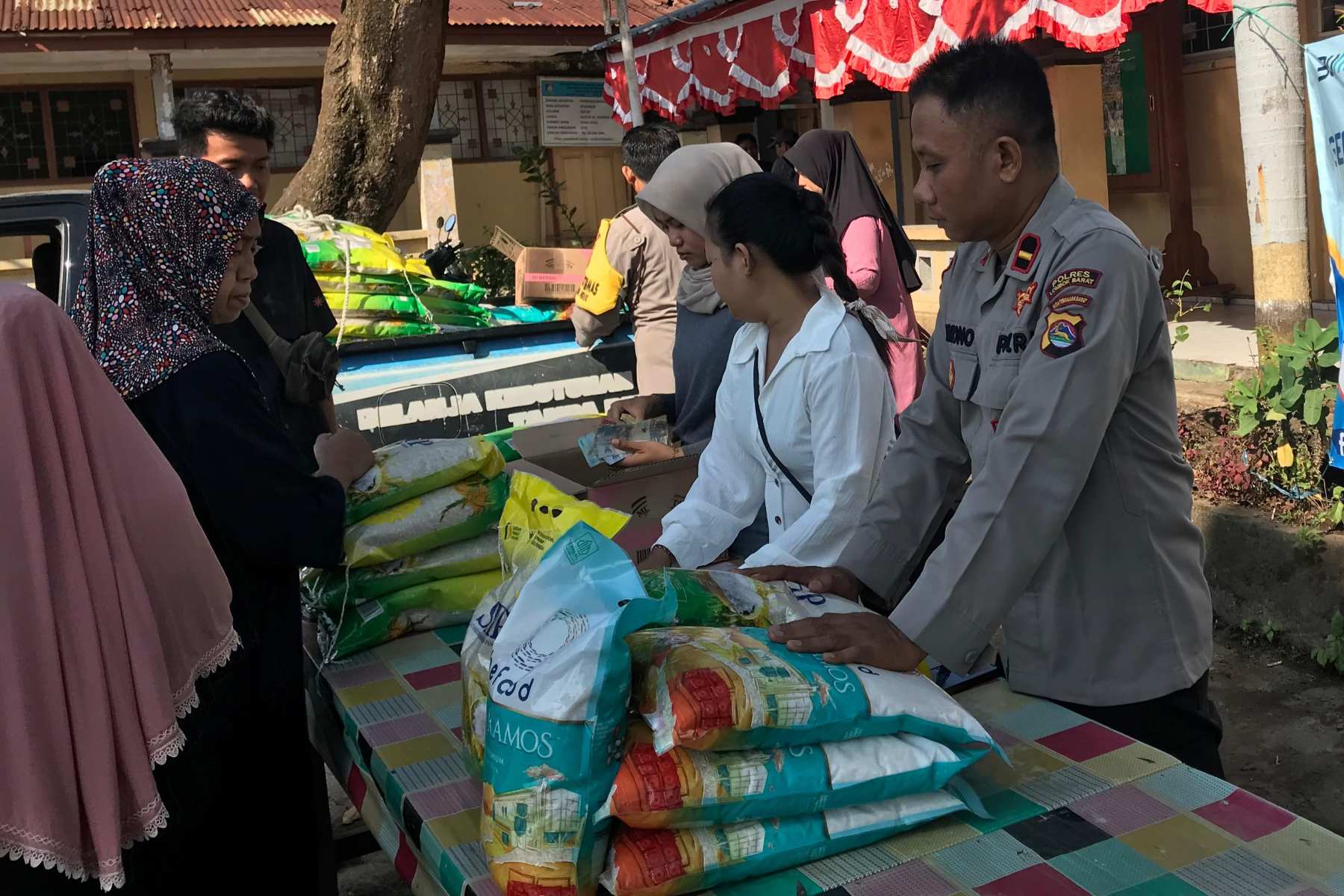 Bulog NTB dan Polres Lombok Barat Pastikan Ketersediaan Pangan Murah di Kediri