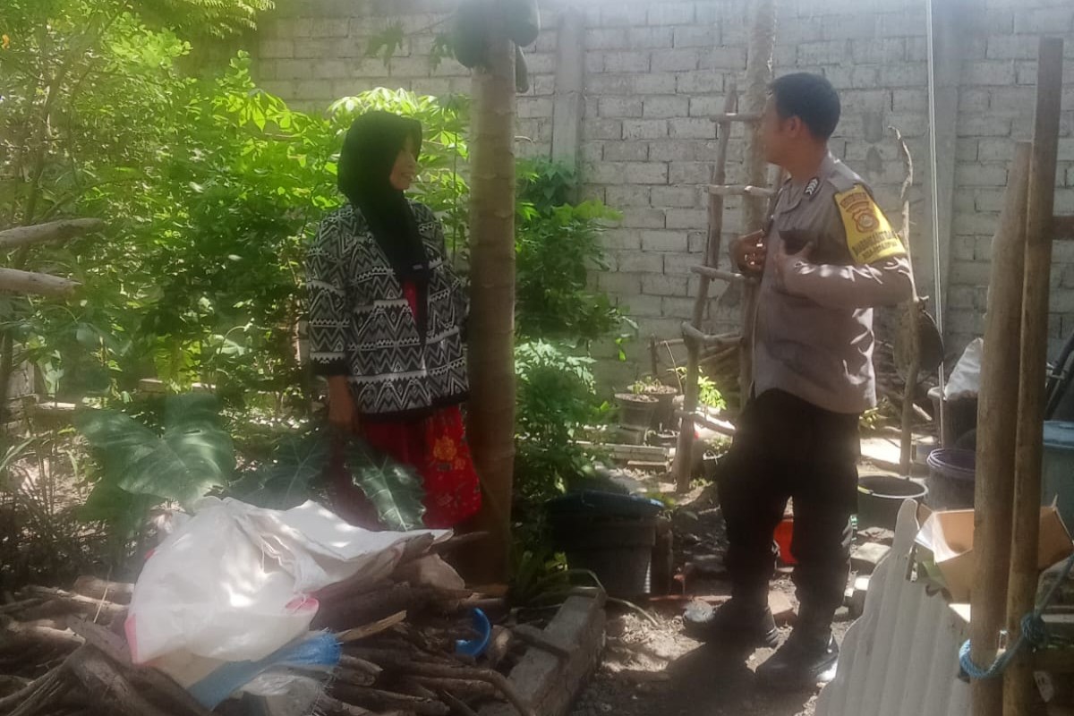 Kunjungan Humanis Bhabinkamtibmas, Ajak Warga Manfaatkan Lahan Pekarangan untuk Ketahanan Pangan