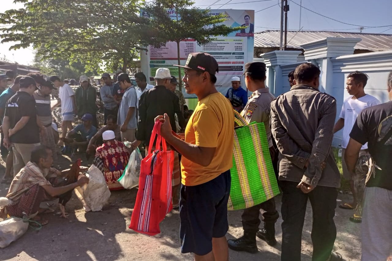 Silaturahmi Polres Lombok Barat di Pasar Segenter Warga Diajak Aktif Jaga Keamanan