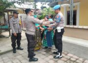 Peduli Gizi Balita, Polsek Kediri Rutin Bagikan Telur di Dusun Tinggar, Lombok Barat