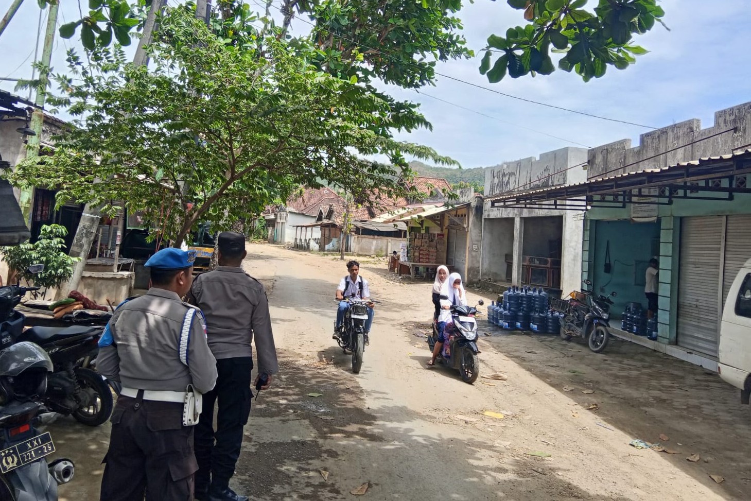 Patroli Rutin Polsek Sekotong Hadirkan Rasa Aman di Pertokoan Desa Sekotong Tengah