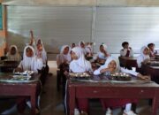 Ratusan Siswa di Sekotong Barat Nikmati Penyaluran Perdana Program Makan Bergizi Gratis