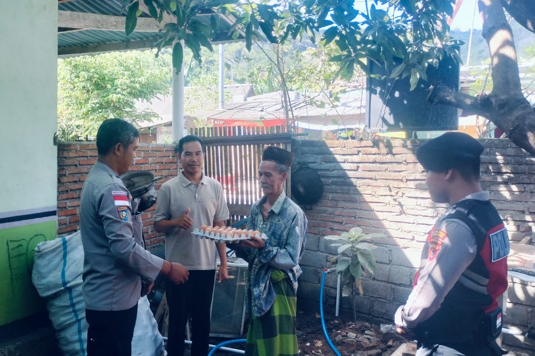 Hadir untuk Warga, Polsek Sekotong Bagikan Bantuan Nutrisi di Dusun Bertong Barat