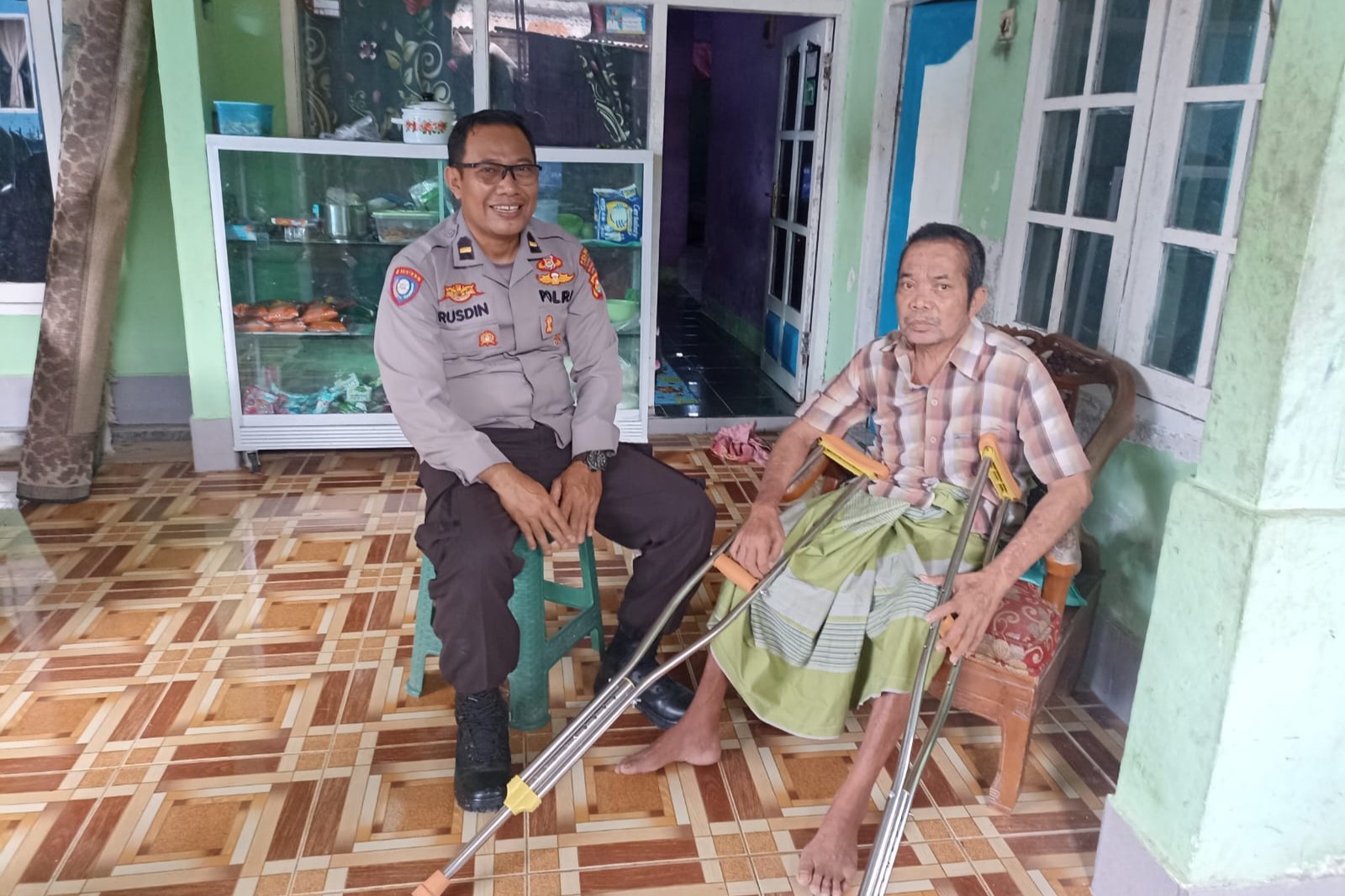 Polri Hadir untuk Masyarakat: Bantuan Tongkat Disalurkan di Desa Lembar Selatan, Lombok Barat