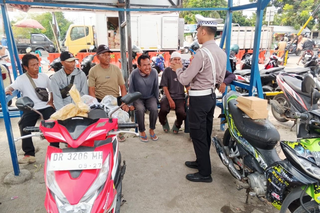 Bangun Kesadaran Berlalu Lintas, Satlantas Lombok Barat Sambangi Ojek Pasar Jereneng