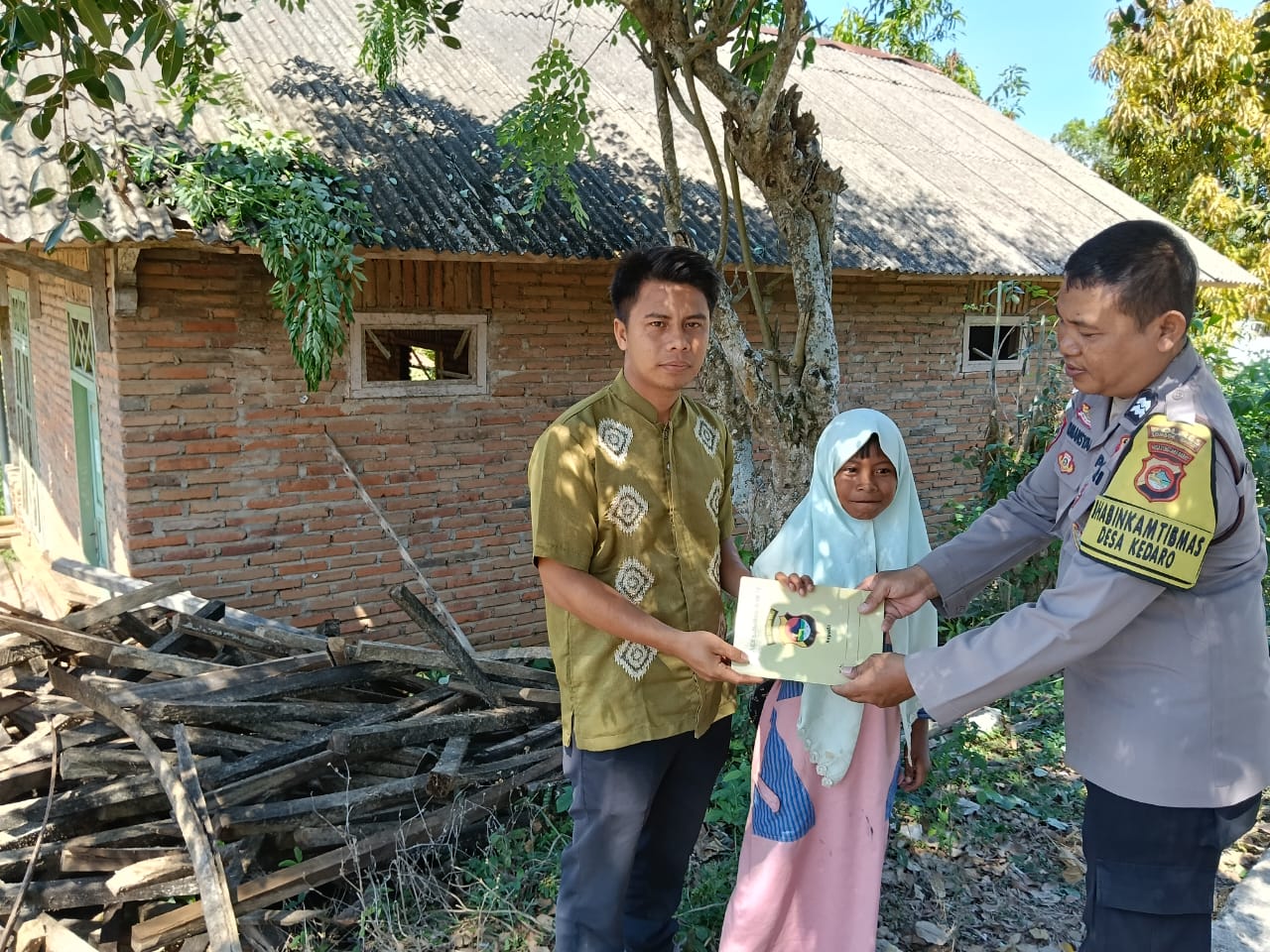 Aksi Nyata Polri: Polsek Sekotong Salurkan Bantuan Sosial di Desa Kedaro Lombok Barat
