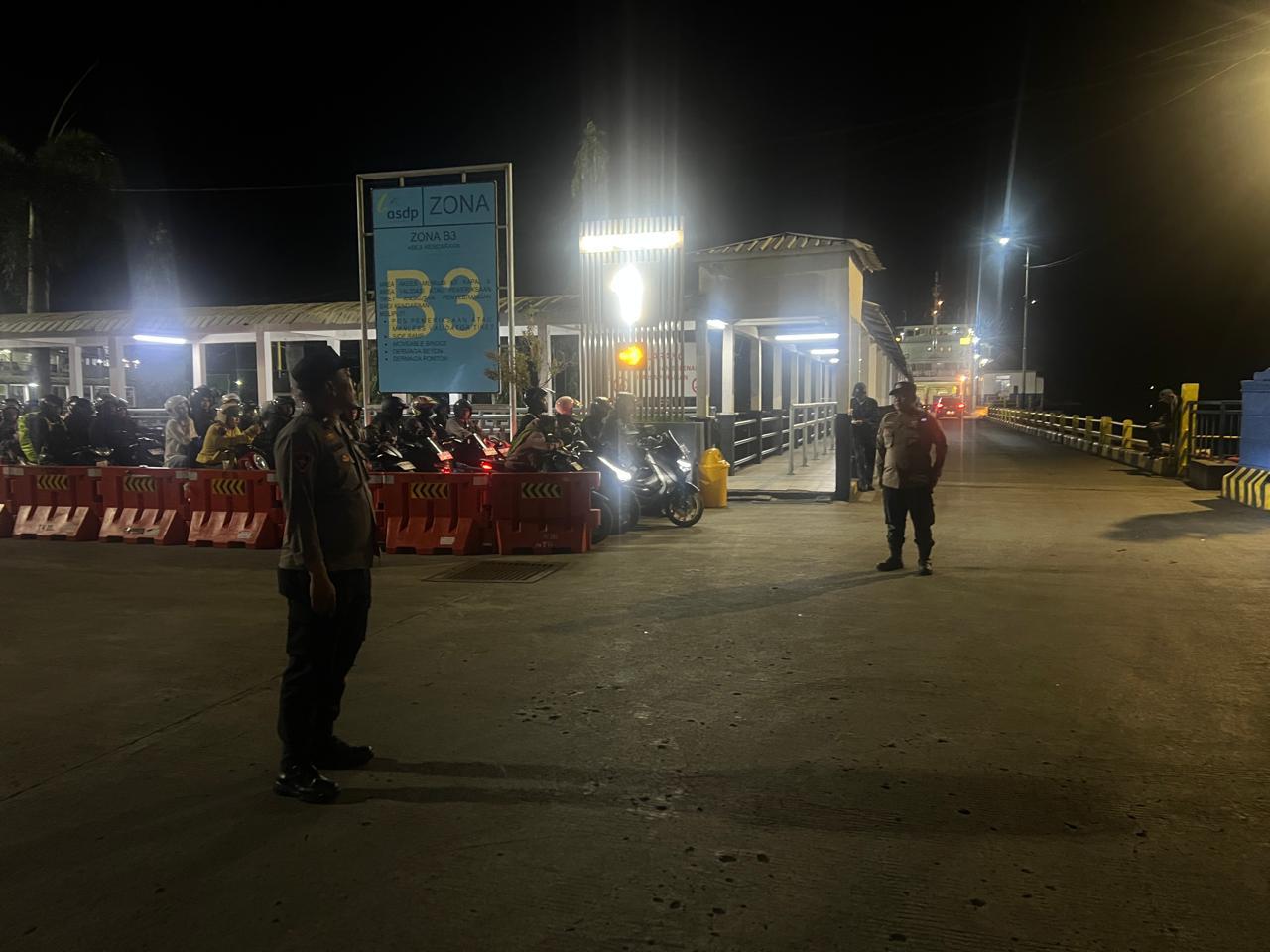 KMP Muryati Berlayar Aman, Polsek Lembar Kawal Ketat Proses Pemuatan Kendaraan dan Penumpang