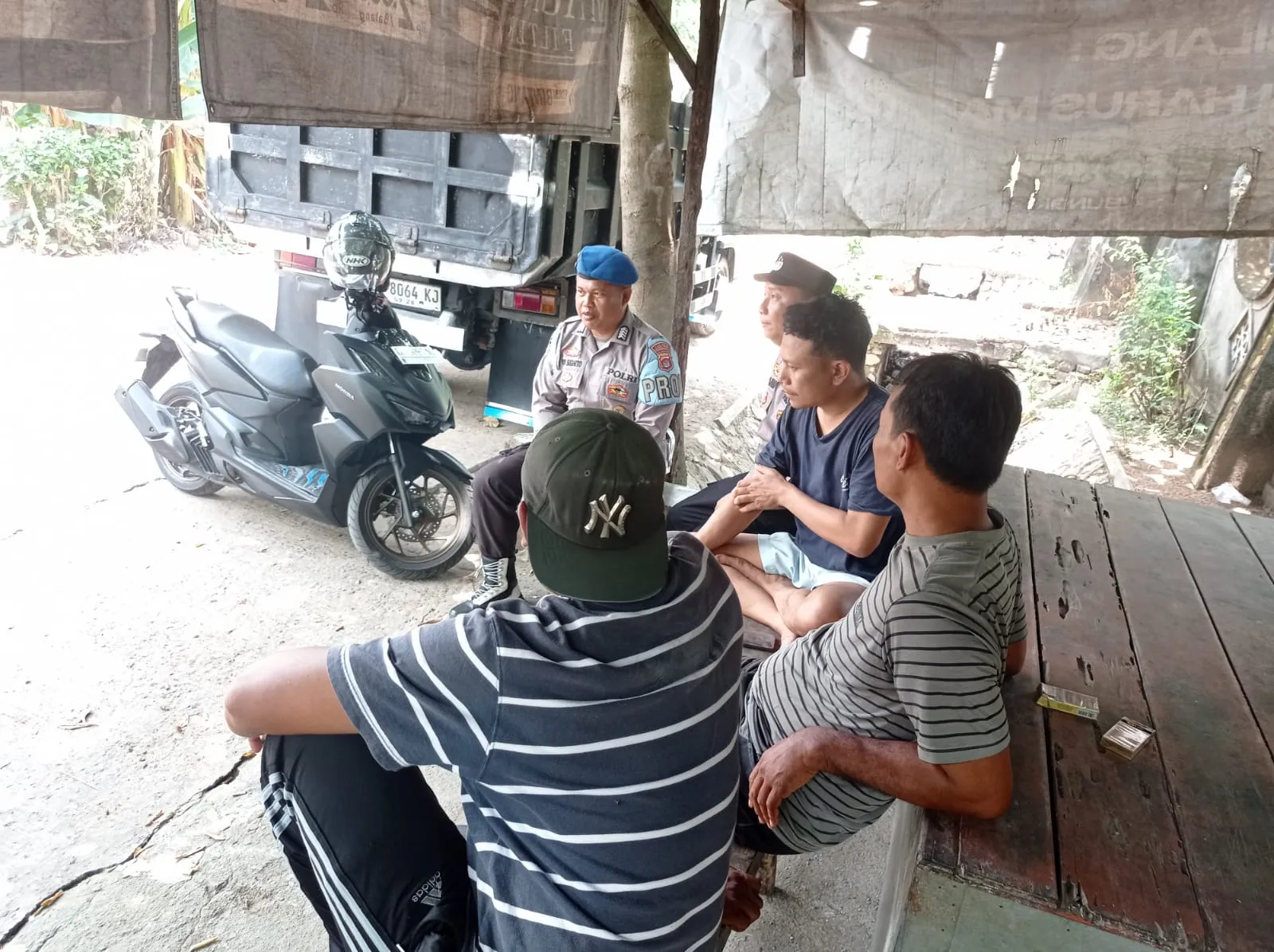Polsek Lembar Turun Langsung: Cegah 3C Lewat Patroli Dialogis
