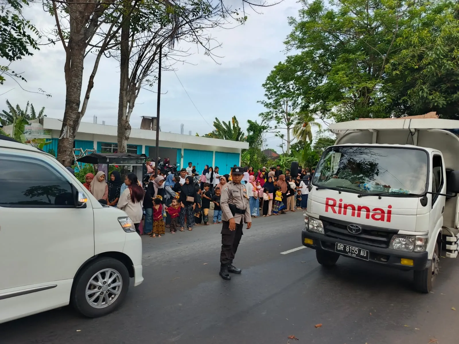Tradisi Nyongkolan Berjalan Aman Berkat Pengawalan Polsek Kuripan