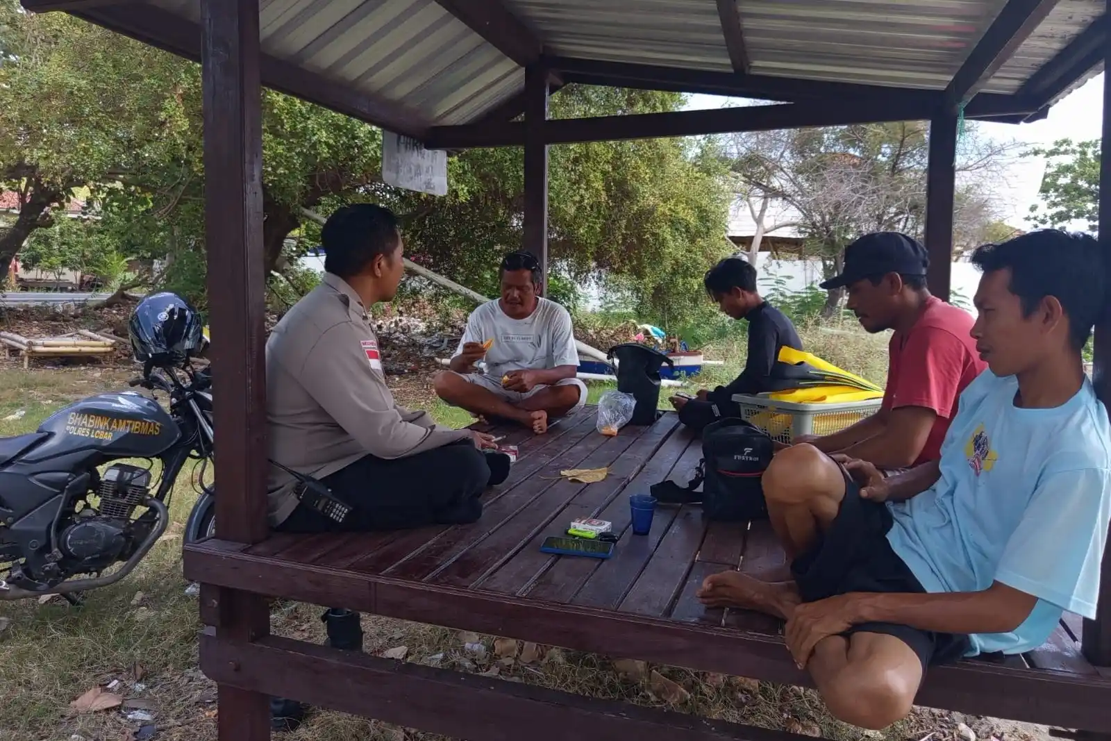 Bhabinkamtibmas Sekotong Gencar Edukasi Manfaatkan Pekarangan untuk Ketahanan Pangan