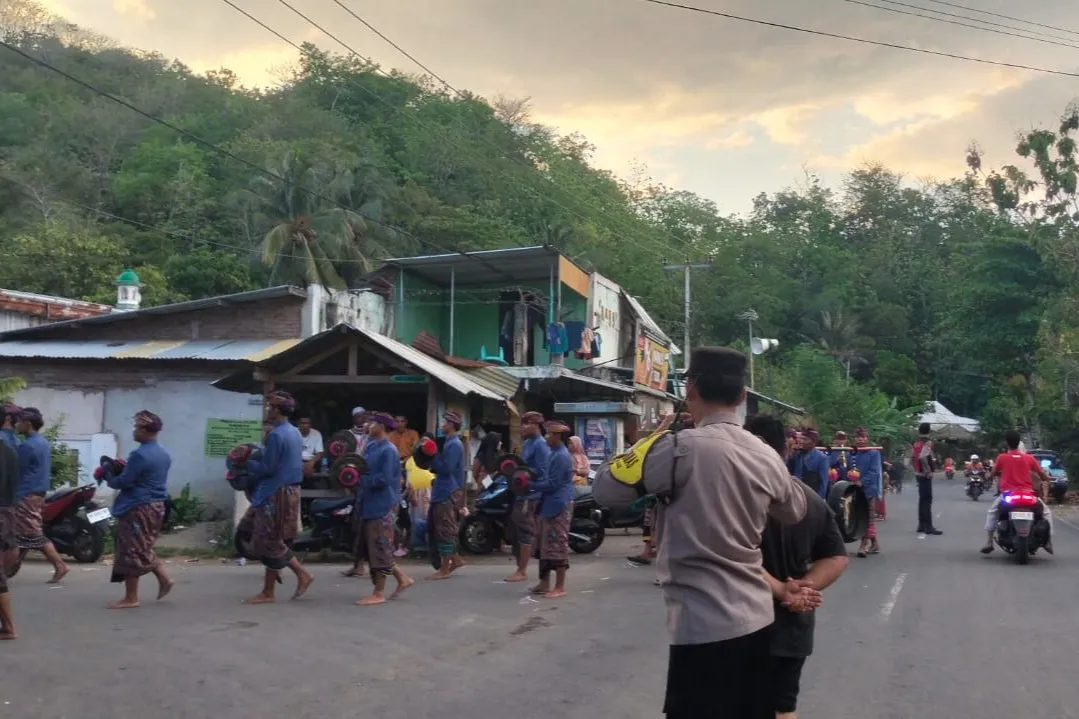 Kapolsek Sekotong Tegaskan Komitmen Lindungi Tradisi Lokal