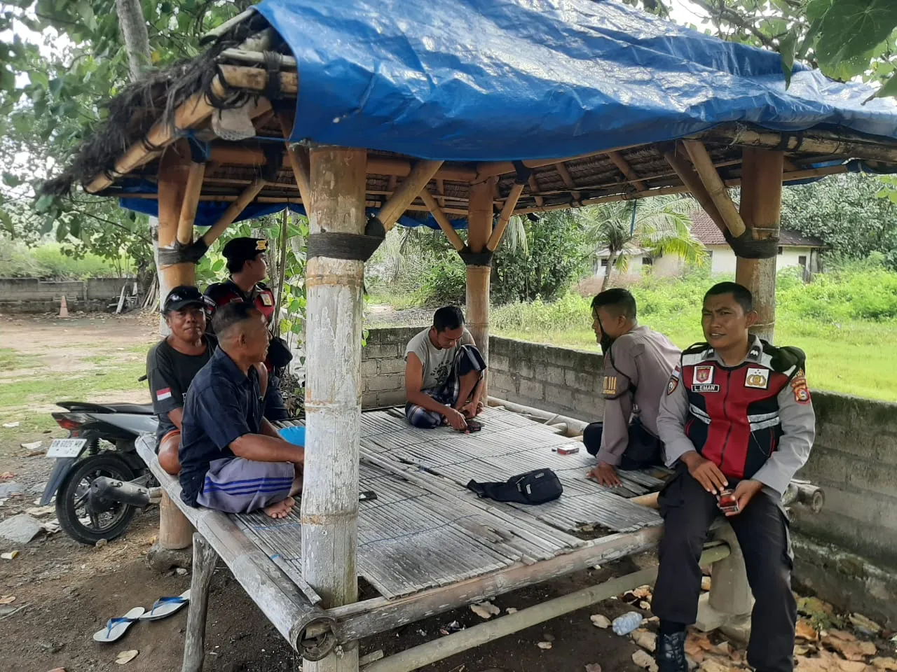 Empat Personel Polsek Sekotong Patroli Dialogis di Gunung Ketapang