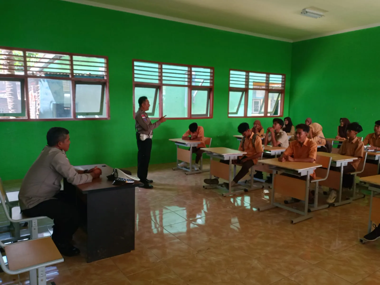 Dekatkan Diri ke Generasi Muda, Polsek Sekotong Turun ke Sekolah