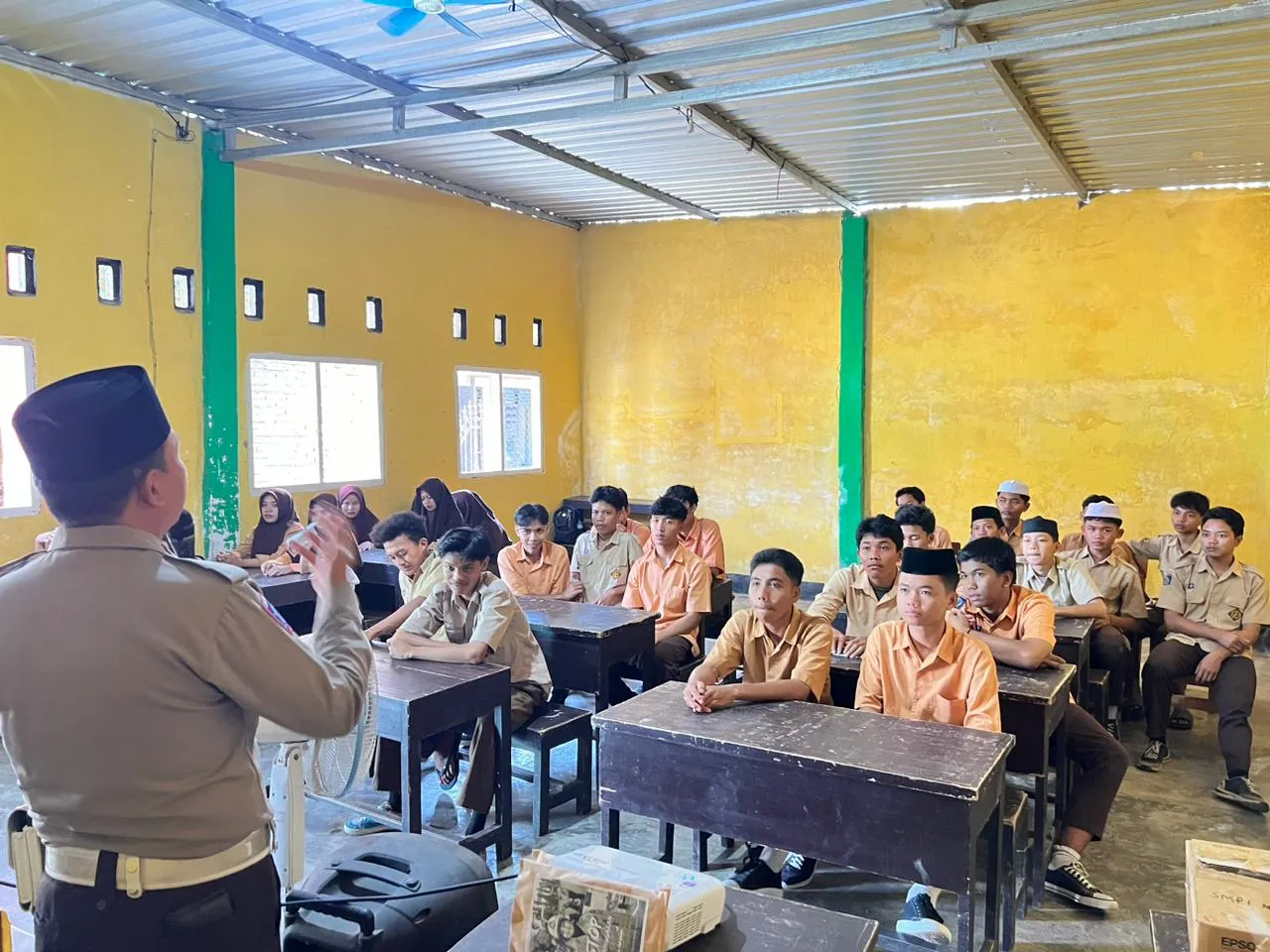 Sentuhan Humanis Polsek Sekotong, Patroli Jadi Ajang Silaturahmi