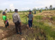 Panen Jagung Manis di Karang Bongkot Dihadiri Bhabinkamtibmas