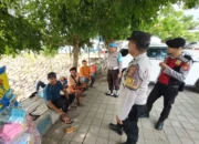 Kolaborasi Polisi dan Penjaga Parkir Jaga Keamanan Senggigi Tetap Kondusif