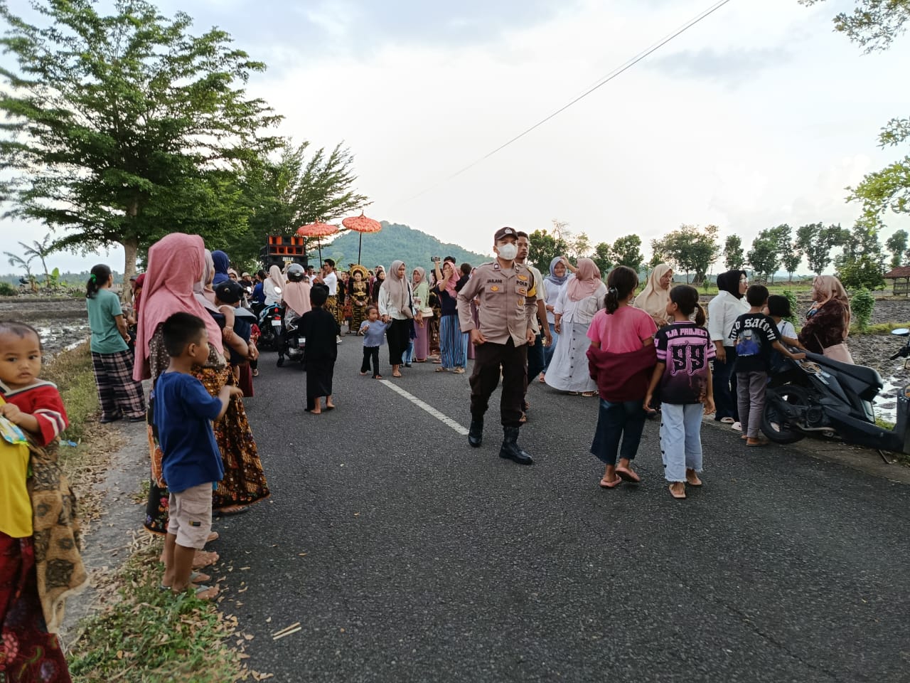 Nyongkolan Suku Sasak di Kuripan: Polisi Urai Kepadatan Lalin