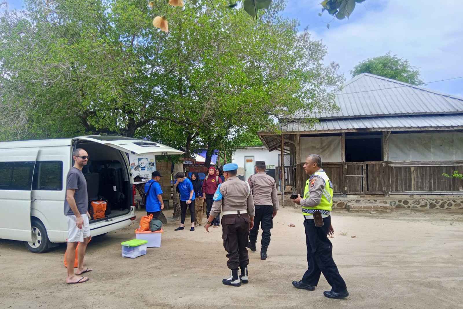 Patroli Dialogis Polsek Sekotong Sasar Wisatawan Pesisir Pantai