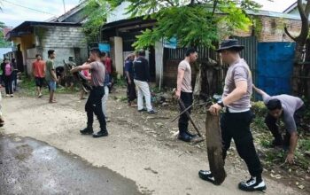 Aksi Polisi, Mahasiswa KKN, dan Warga Sekotong Jaga Lingkungan
