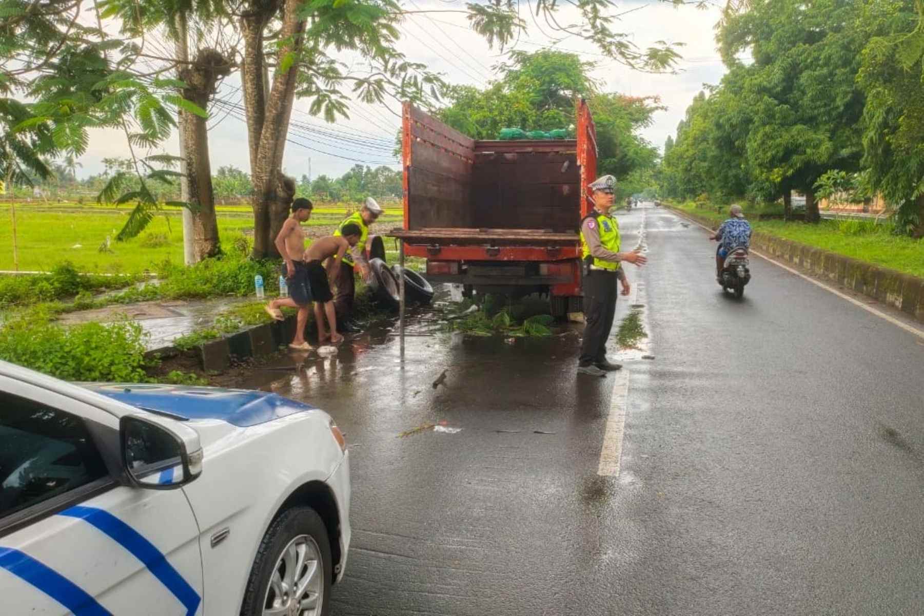 Tangani Truk Mogok, Satlantas Lobar Jamin Kelancaran Lalu Lintas