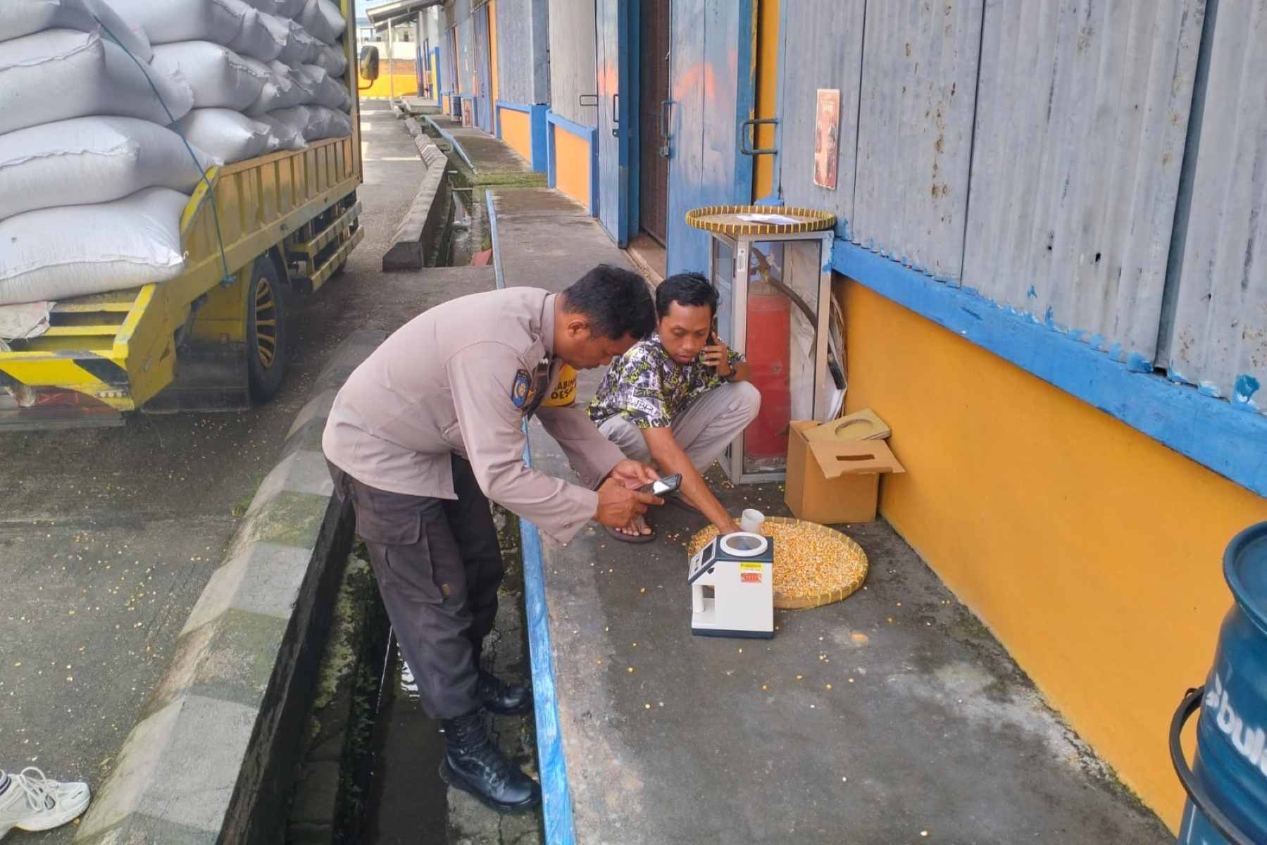 Bhabinkamtibmas Labuapi Amankan Penyerapan Jagung 1 Ton