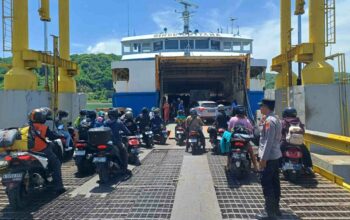 Antisipasi Kerawanan Nataru: Polsek Lembar Cek Dokumen Kendaraan Kapal
