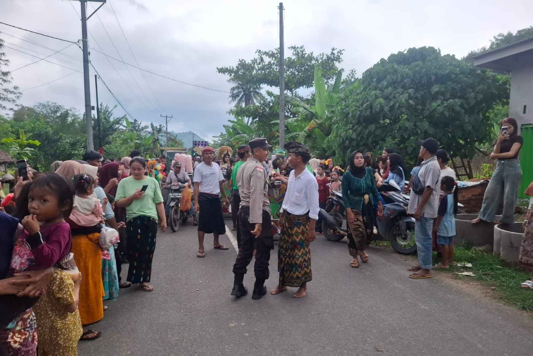 Demi Kelancaran Adat, Personel Polsek Sekotong Atur Arus Nyongkolan